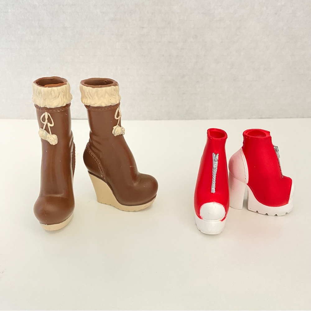 Bratz Doll SnowKissed Yasmin Brown Winter Boots Red White Zipper Platform Shoes